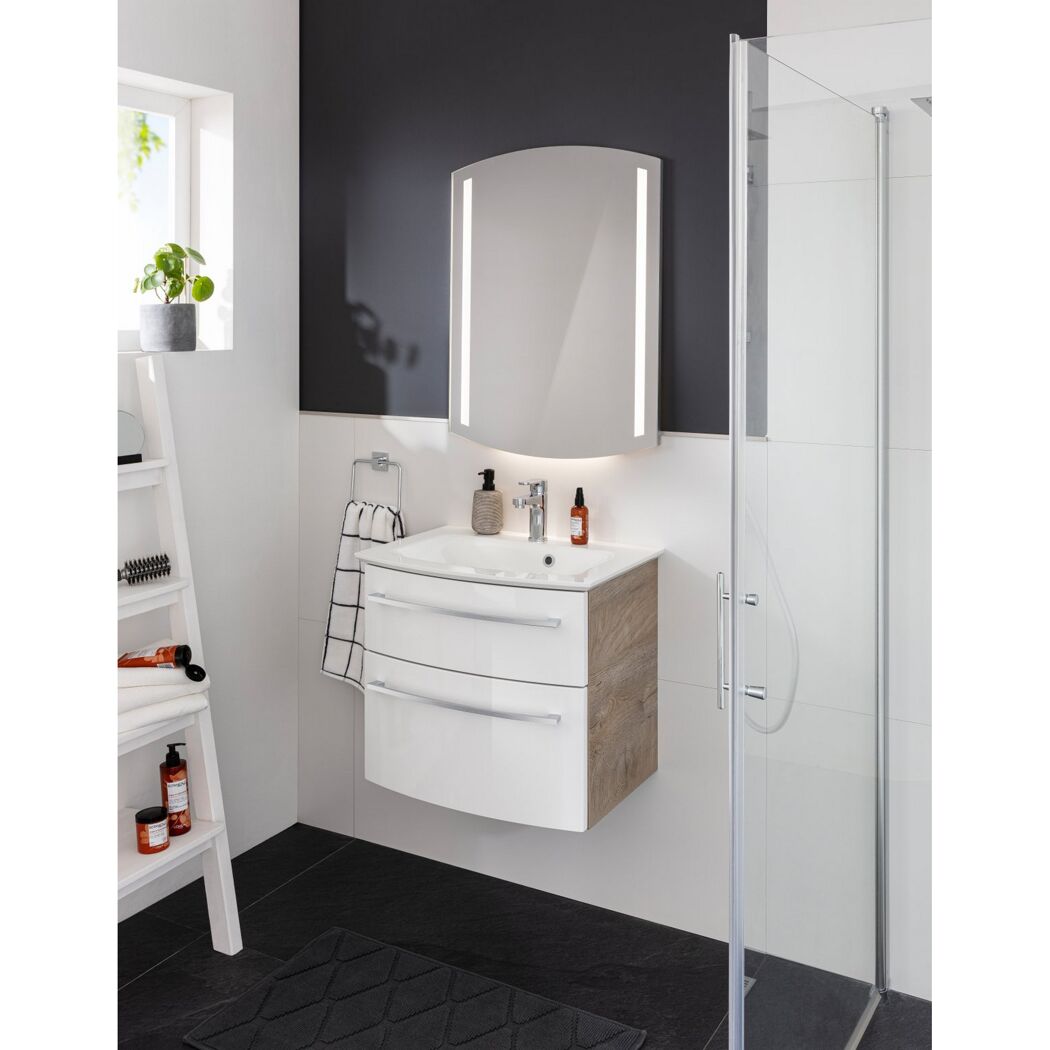 Weißer Waschtisch mit Spiegelschrank und Handtuch