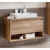 Waschbeckenunterschrank aus Holz mit Waschbecken und Badutensilien