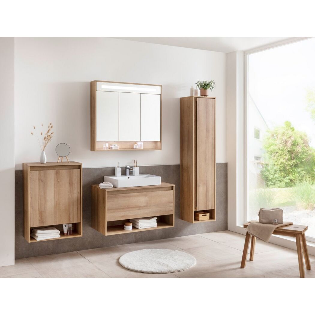 Modernes Badezimmer mit Waschbecken und Holzmöbeln