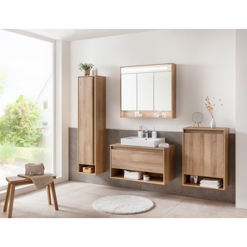Modernes Badezimmer mit Holzmöbeln.