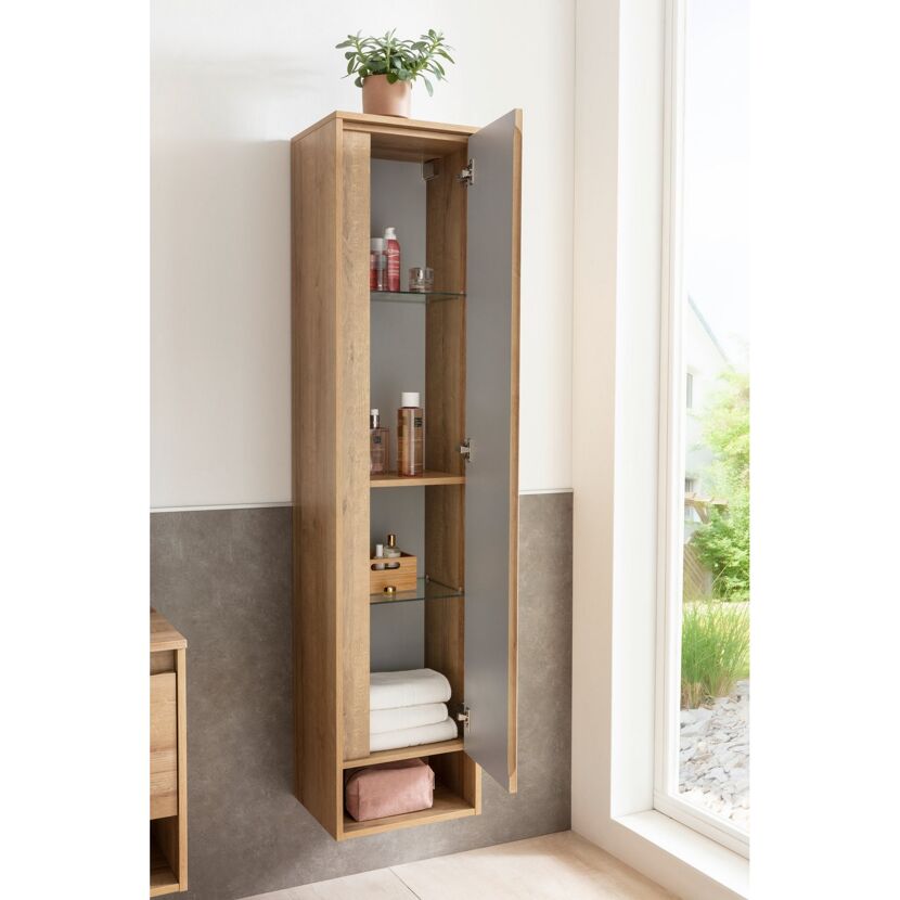 Hochschrank mit offener Tür und Hygieneartikeln