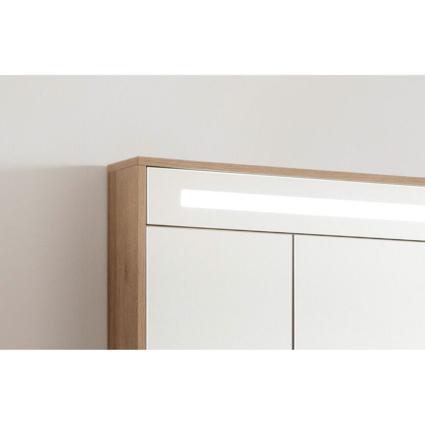 weißer Kleiderschrank mit LED-Beleuchtung