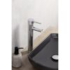 Waschbecken mit chromfarbenem Wasserhahn und Seifenspender