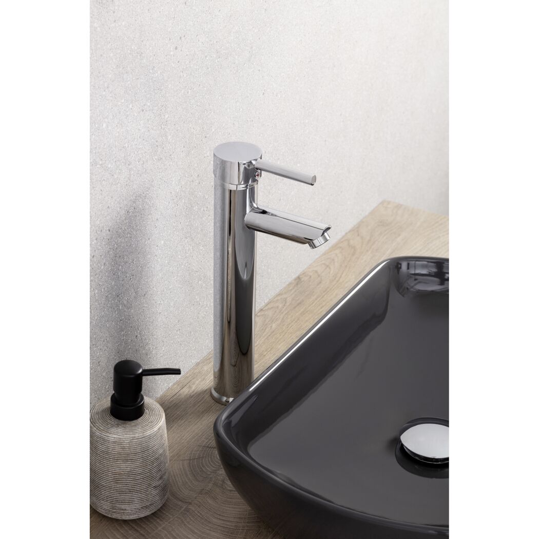 Waschbecken mit chromfarbenem Wasserhahn und Seifenspender