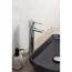 Waschbecken mit chromfarbenem Wasserhahn und Seifenspender