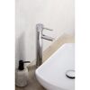 Waschbecken mit chromfarbenem Wasserhahn