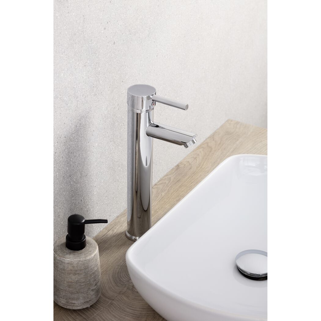 Waschbecken mit chromfarbenem Wasserhahn