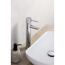 Waschbecken mit chromfarbenem Wasserhahn
