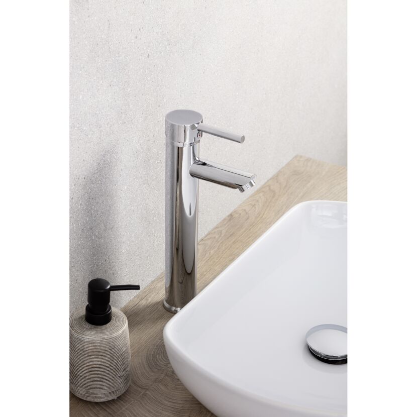 Waschbecken mit chromfarbenem Wasserhahn