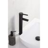 Waschbecken mit schwarzem Wasserhahn und Seifenspender
