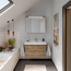 Badezimmer mit Spiegelschrank und Waschbeckenunterschrank
