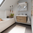 Badezimmer mit Waschbeckenunterschrank und Badewanne