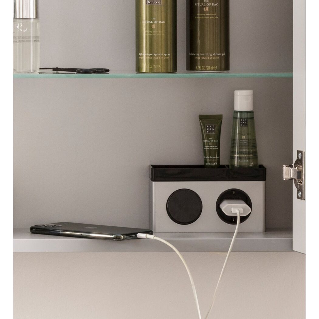 Badezimmerschrank mit Steckdose und Handy lädt
