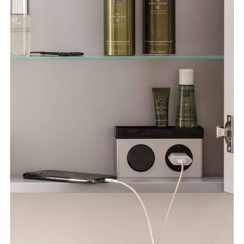 Badezimmerschrank mit Steckdose und Handy lädt