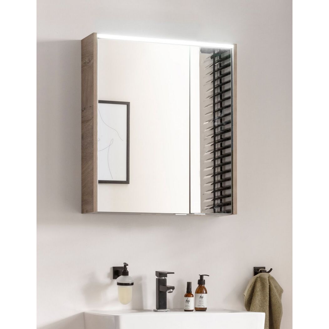 Badezimmerspiegel mit Spiegelschrank und Beleuchtung
