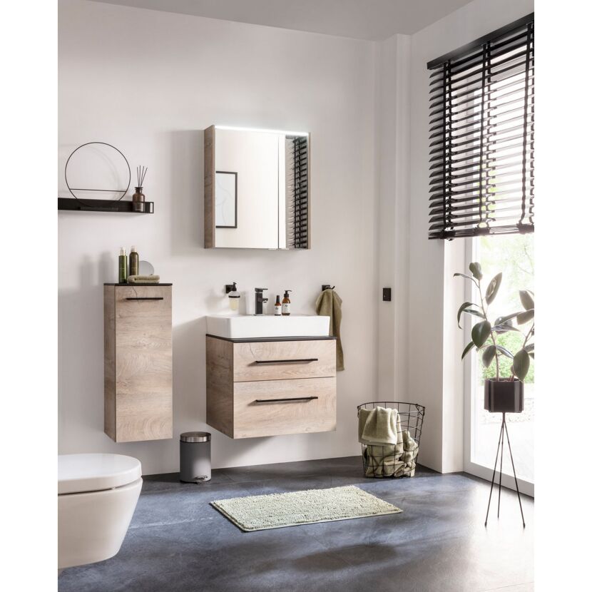 Modernes Badezimmer mit Waschbeckenunterschrank und Spiegelschrank