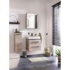Modernes Badezimmer mit Waschbeckenunterschrank und Spiegel