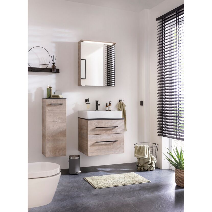 Modernes Badezimmer mit Waschbeckenunterschrank und Spiegel