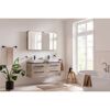 Modernes Badezimmer mit Doppelwaschtisch und Badewanne.