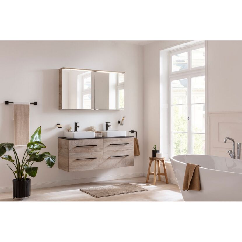 Modernes Badezimmer mit Doppelwaschtisch und Badewanne.