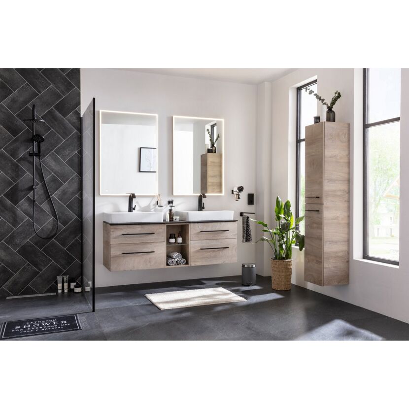 Modernes Badezimmer mit Doppelwaschbecken und Dusche