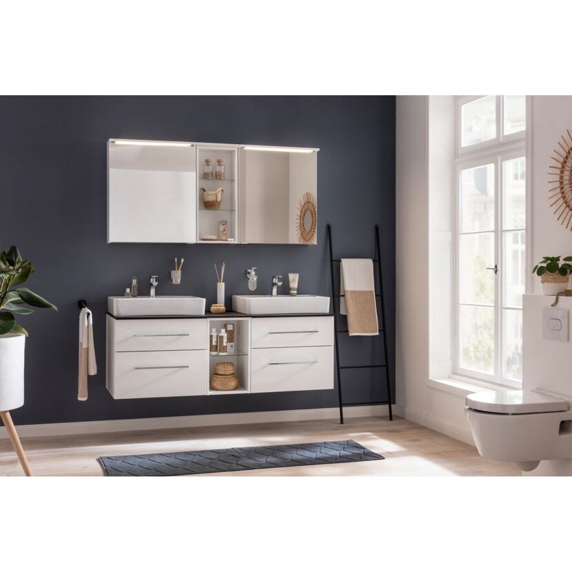 Doppelwaschtisch mit Spiegelschrank im modernen Badezimmer