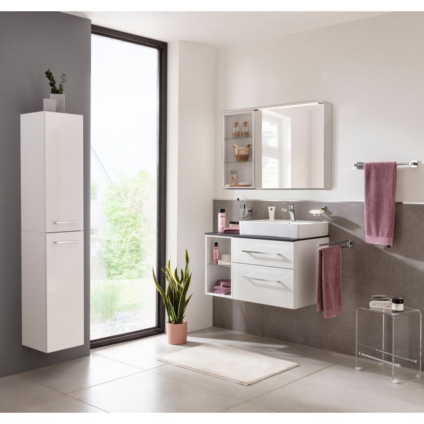 Modernes Badezimmer mit weißen Möbeln und grauen Fliesen