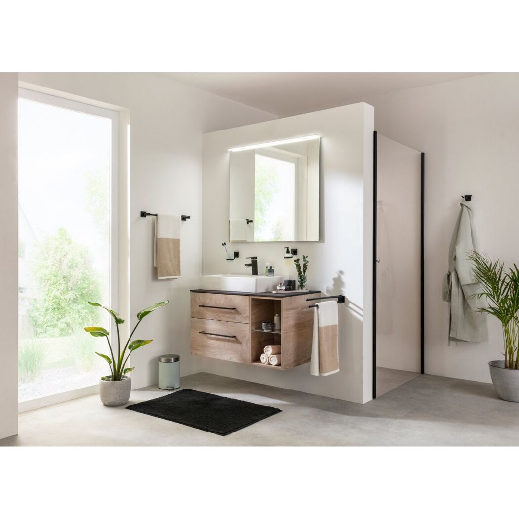 Modernes Badezimmer mit Waschbecken und Spiegel