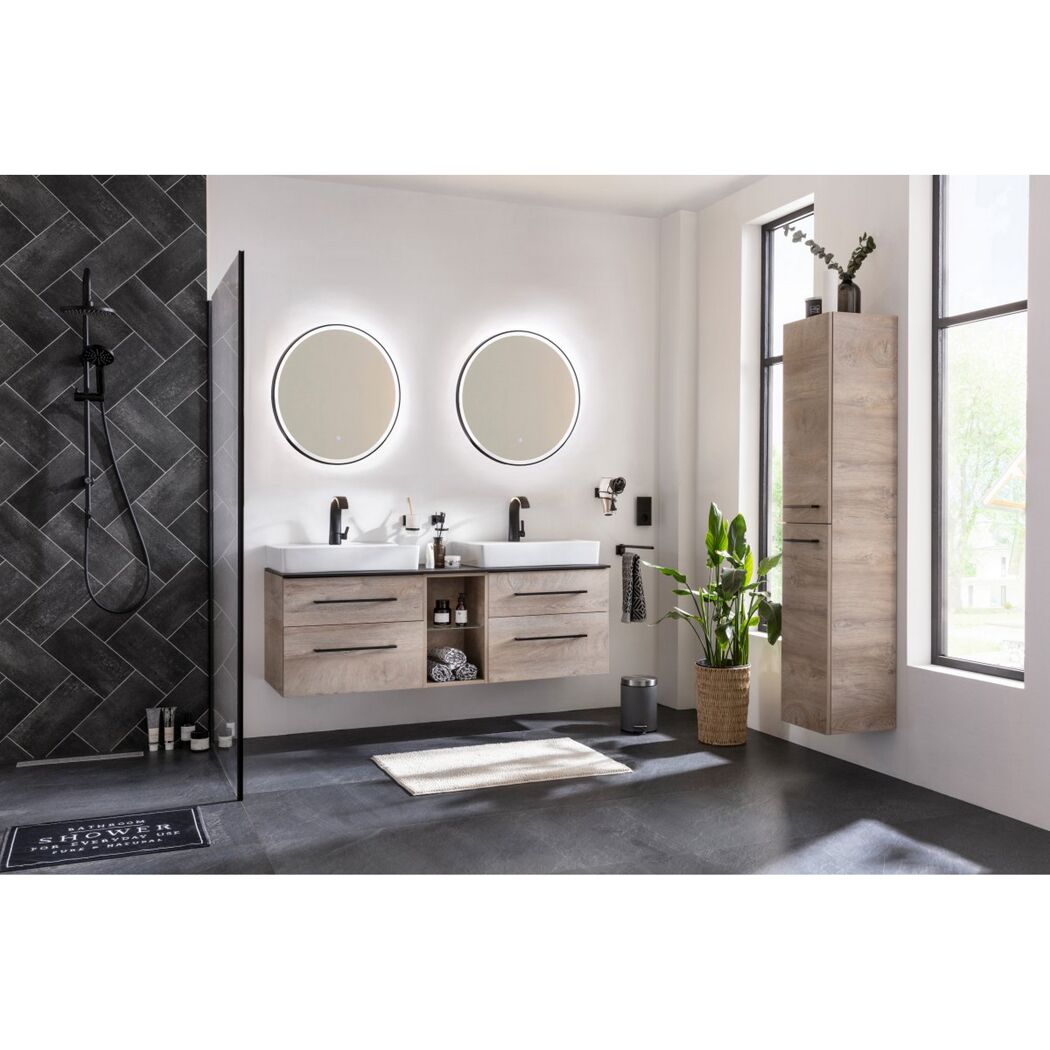 Modernes Badezimmer mit Doppelwaschbecken und Dusche