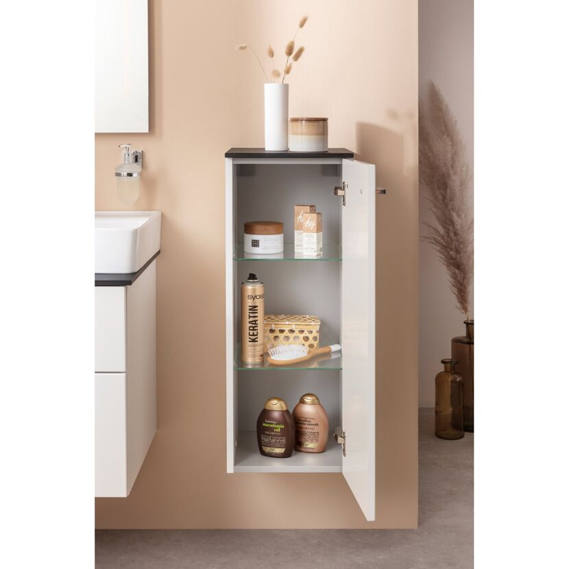 Badezimmerschrank mit Pflegeprodukten und Bürste
