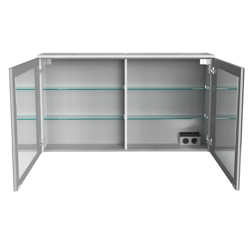 Geöffneter Spiegelschrank mit Glaseinlegeböden