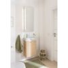 Kleines Badezimmer mit Waschbecken und Spiegel