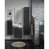 Modernes Badezimmer mit Waschbecken und Hochschränken in Anthrazit
