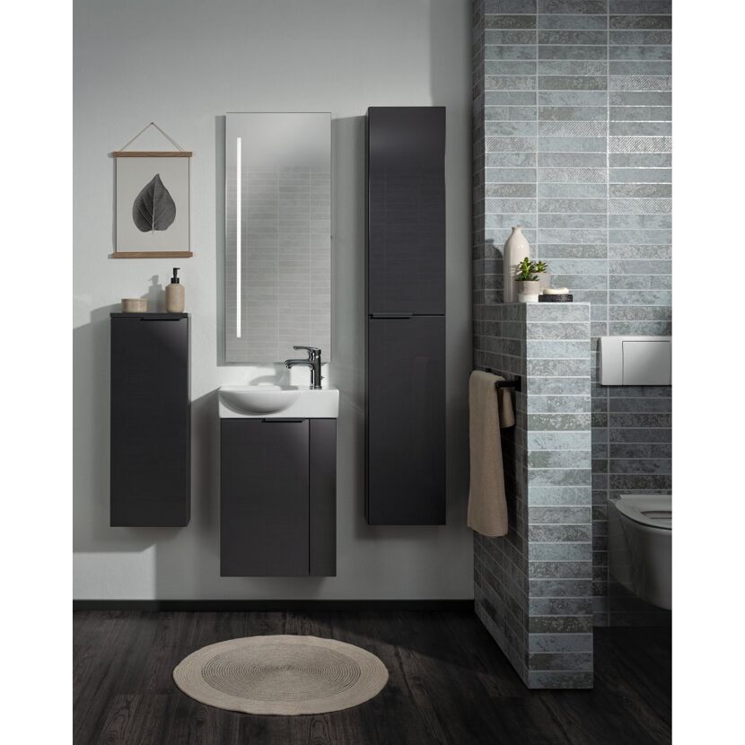 Modernes Badezimmer mit Waschbecken und Hochschränken in Anthrazit