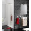 Modernes Badezimmer mit Waschbeckenunterschrank und Spiegel.