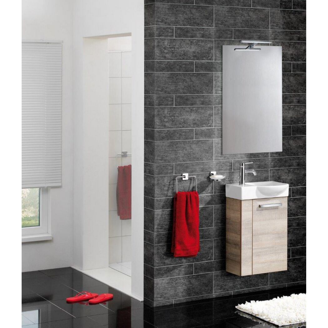 Modernes Badezimmer mit Waschbeckenunterschrank und Spiegel.