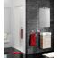 Modernes Badezimmer mit Waschbeckenunterschrank und Spiegel.