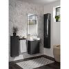 Modernes Badezimmer mit grauen Möbeln und Marmorwand