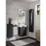 Modernes Badezimmer mit grauen Möbeln und Marmorwand