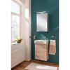 Badezimmer mit Waschbecken, Spiegelschrank und Handtuch