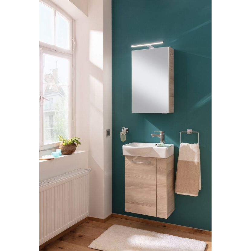 Badezimmer mit Waschbecken, Spiegelschrank und Handtuch