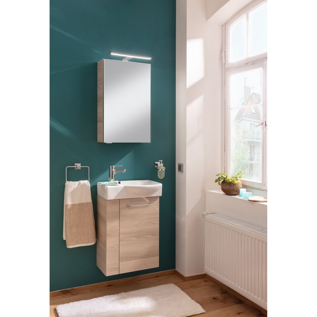Badezimmer mit Waschbeckenunterschrank und Spiegel