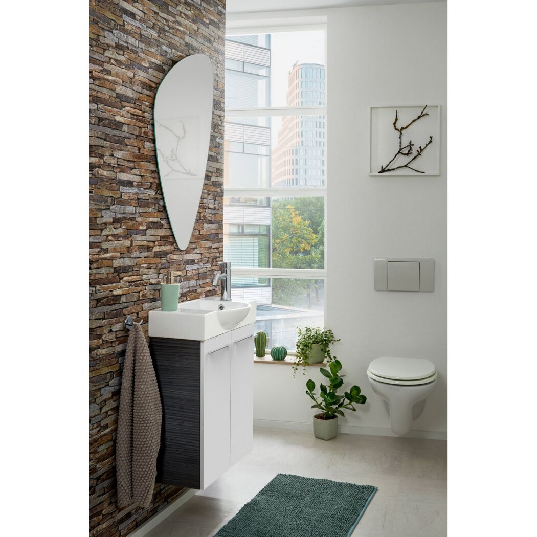 Modernes Badezimmer mit Waschbecken und Toilette