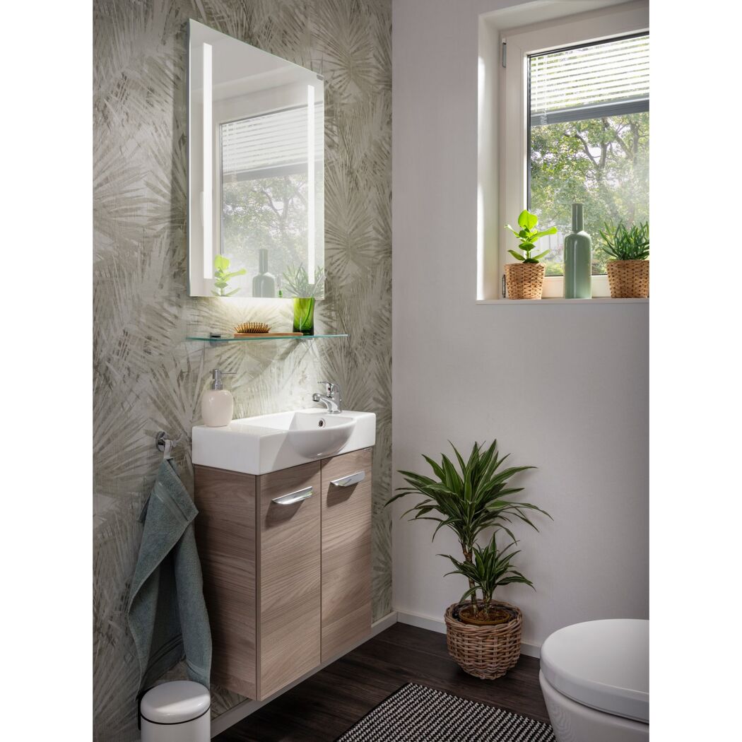 Badezimmer mit Waschbeckenunterschrank und Spiegel