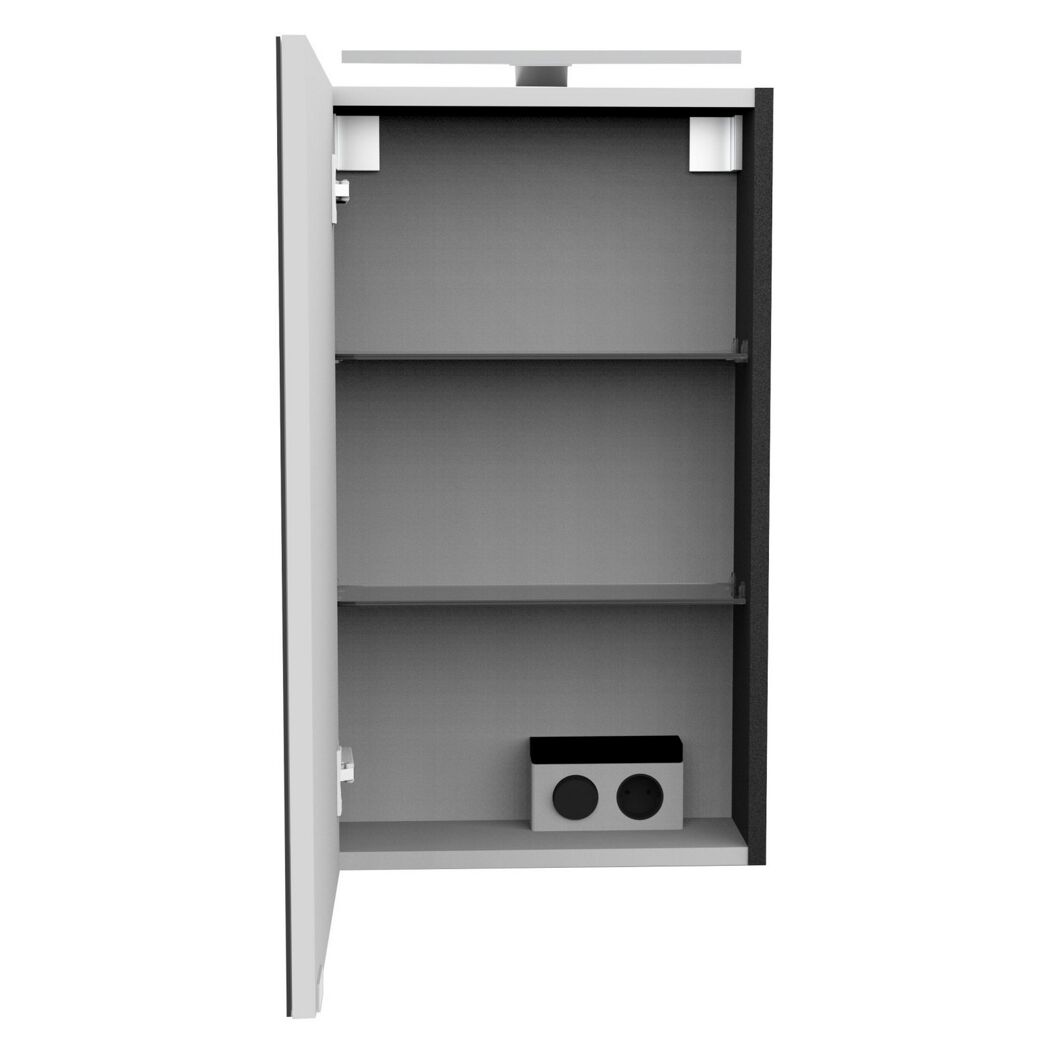 Badezimmerschrank mit offener Tür und Steckdose