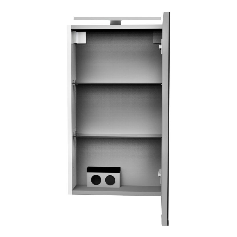 Geöffneter Spiegelschrank mit Ablagefächern und Steckdose