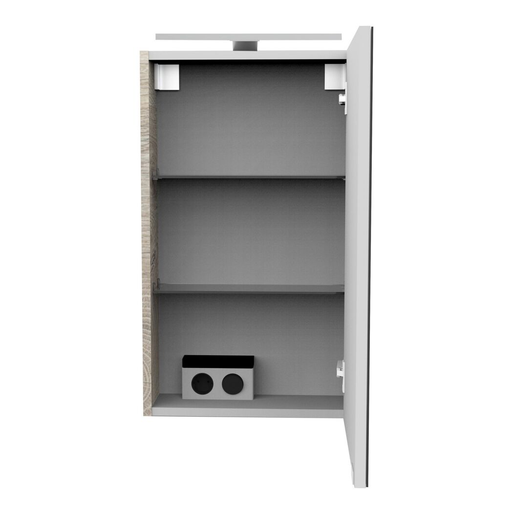 Offener Spiegelschrank mit zwei Steckdosen und Ablagefächern.