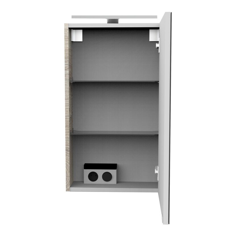 Offener Spiegelschrank mit zwei Steckdosen und Ablagefächern.