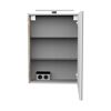 Offener Spiegelschrank mit Steckdose und Glasablage.