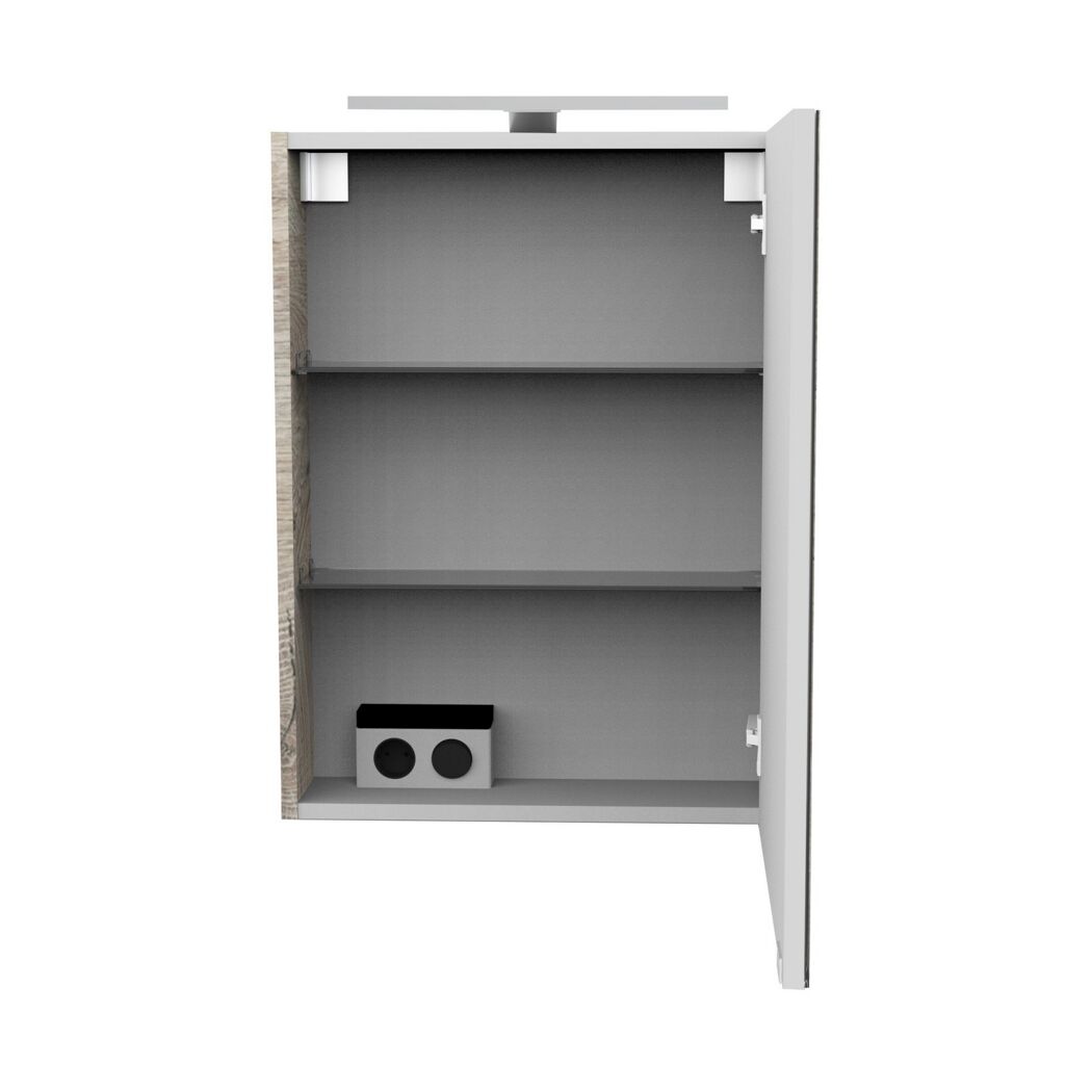 Offener Spiegelschrank mit Steckdose und Glasablage.